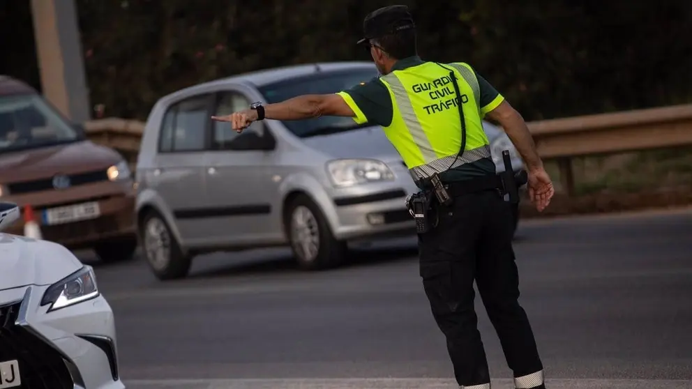 Un guardia civil regulando el tr&aacute;fico