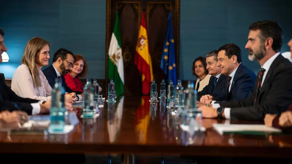 El presidente de la Junta de Andaluc&iacute;a, Juanma Moreno, en su reuni&oacute;n con la ministra Sara Aagesen