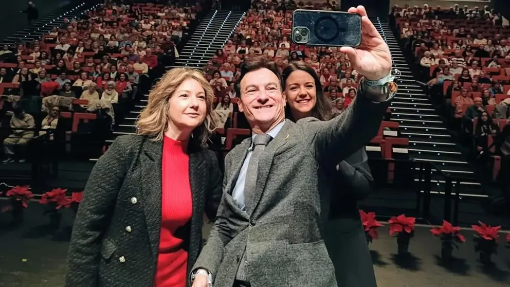 Maribel L&oacute;pez, Agust&iacute;n Gonz&aacute;lez y Mar&iacute;a Segovia se hacen un selfi con los mayores asistentes al homenaje
