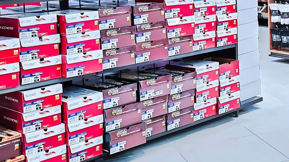 Supermercado con cajas de zapatillas Skechers