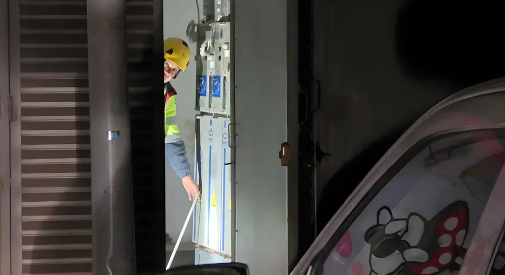 Operario trabajando en el apag&oacute;n en las barriadas de La Granja y San Jos&eacute; Obrero en Jerez