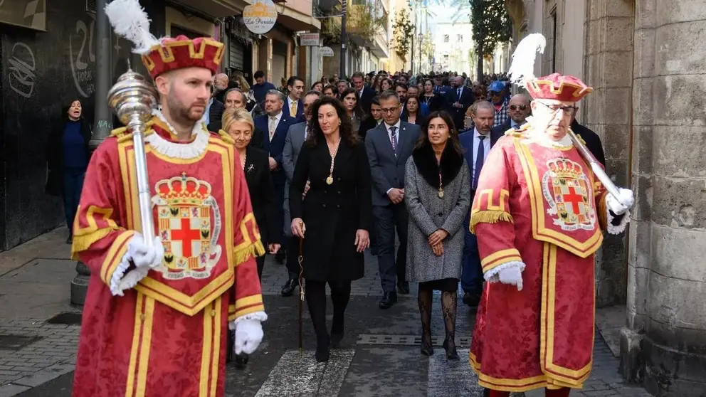 La alcaldesa Mar&iacute;a del Mar V&aacute;zquez, en el centro de la imagen