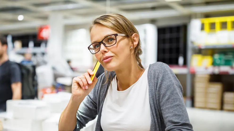 Clienta en tienda IKEA