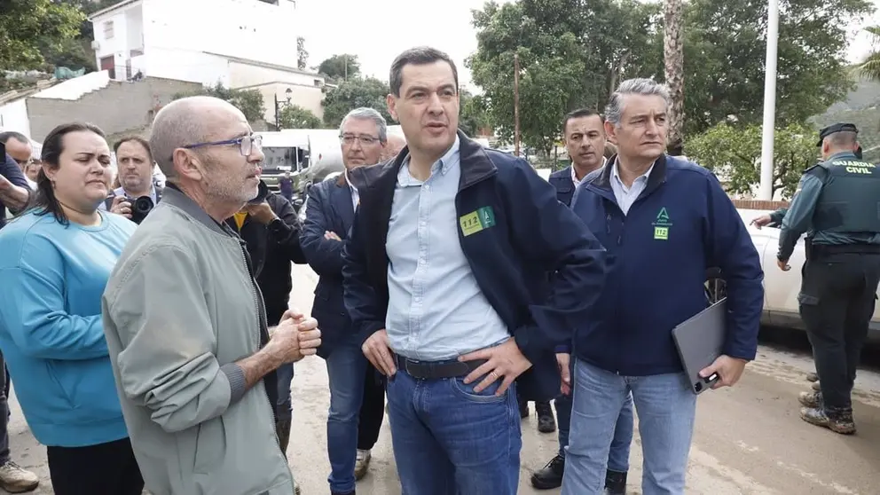 El presidente de la Junta de Andaluc&iacute;a, Juanma Moreno, y el consejero de Presidencia, Antonio Sanz, en su visita en noviembre al municipio de Benagarmosa (M&aacute;laga) tras los da&ntilde;os de la DANA