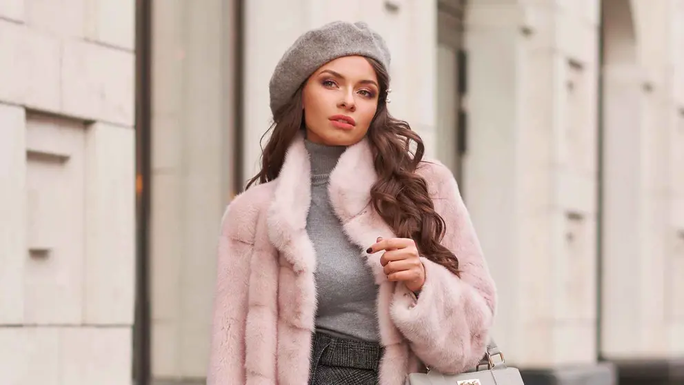 Una mujer a la moda con ropa de Stradivarius