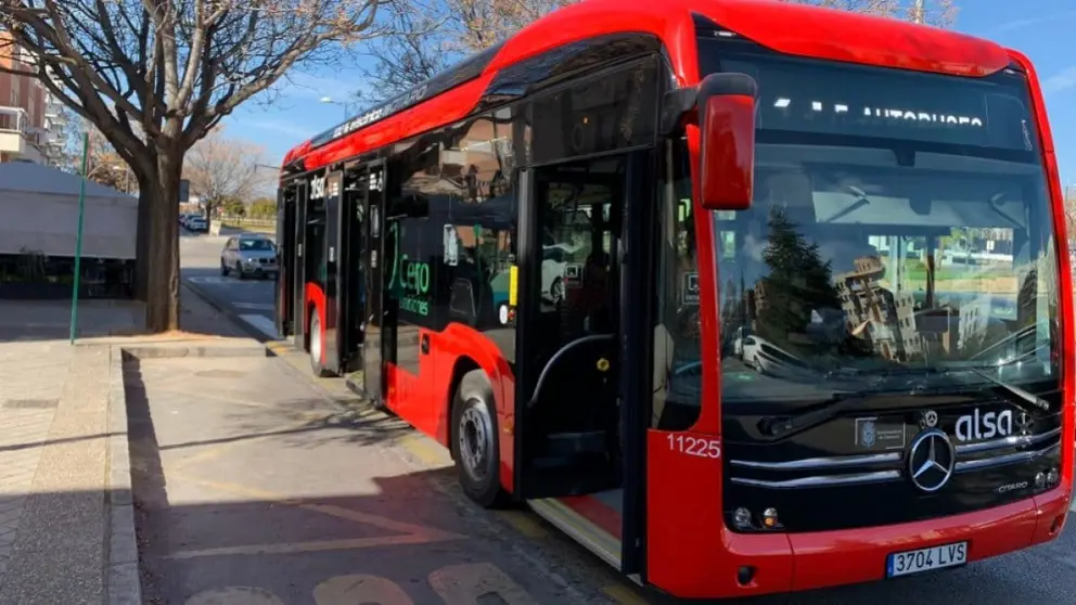 Un autob&uacute;s de Granada, en una imagen de archivo