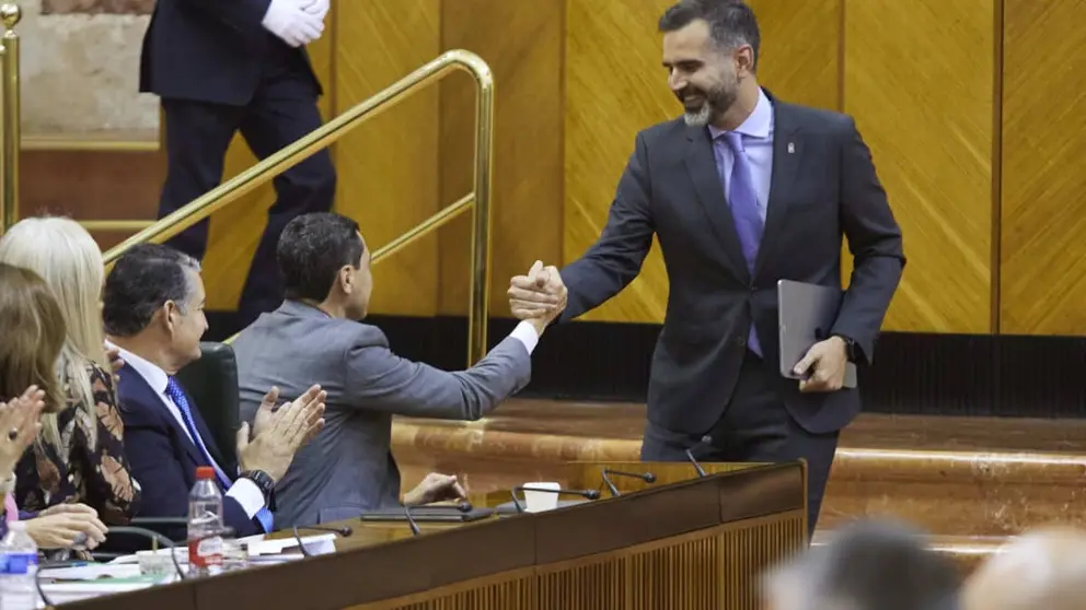 Ram&oacute;n Fern&aacute;ndez-Pacheco estrecha la mano de Juanma Moreno en el Parlamento