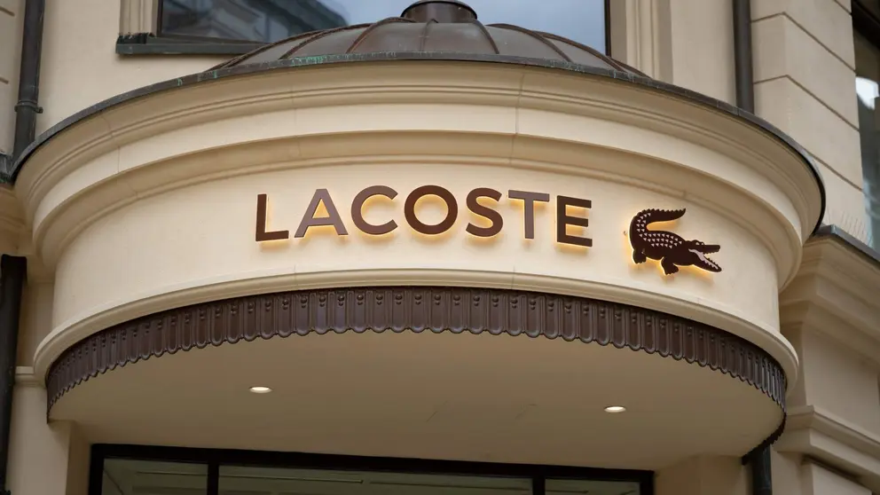 Tienda Lacoste de moda casual de lujo