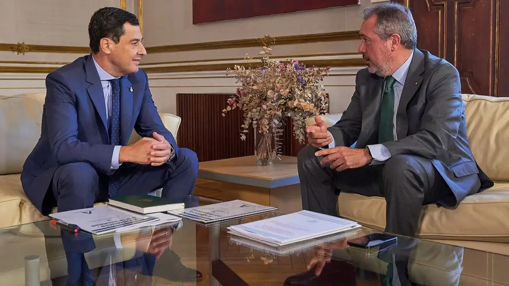 Juanma Moreno y Juan Espadas, durante la &uacute;ltima ronda de portavoces | Salvador L&oacute;pez Medina