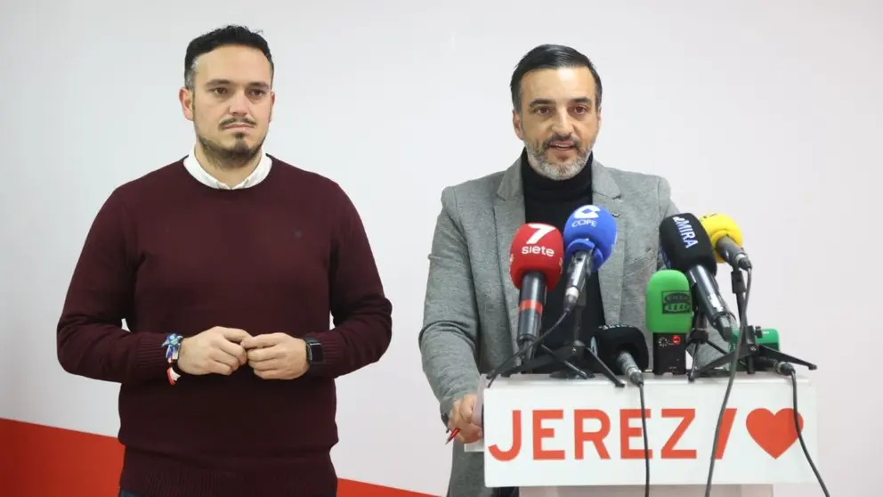 Jes&uacute;s Alba y Jos&eacute; Antonio D&iacute;az en la rueda de prensa del PSOE de Jerez | Cristo Garc&iacute;a
