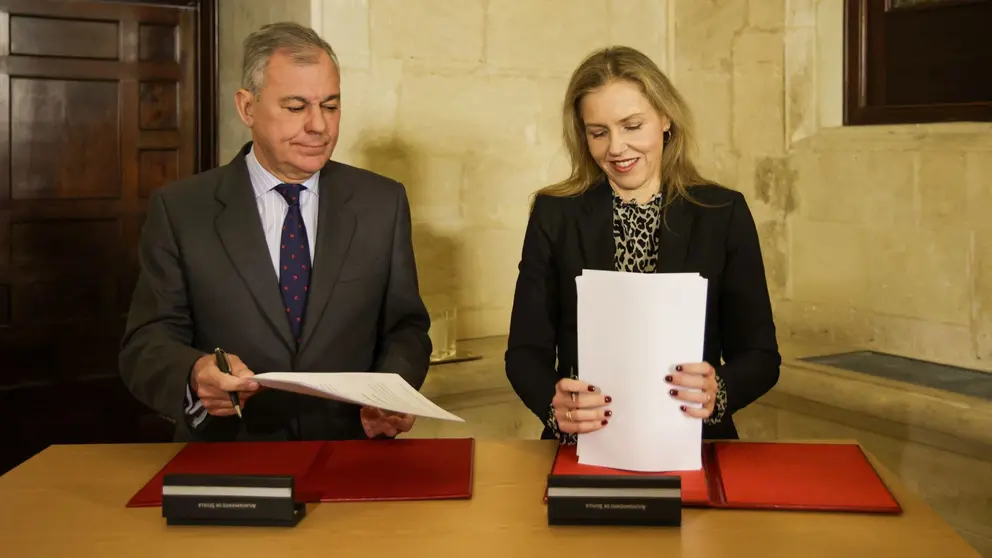 El alcalde de Sevilla, Jos&eacute; Luis Sanz y la portavoz municipal de Vox, Cristiana Pel&aacute;ez