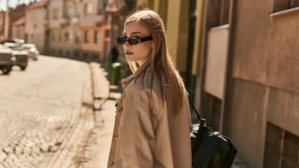 Una mujer a la moda con productos de Zara