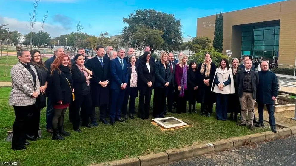 Autoridades en la colocaci&oacute;n simb&oacute;lica de la primera piedra del Museo de las Am&eacute;ricas en Huelva