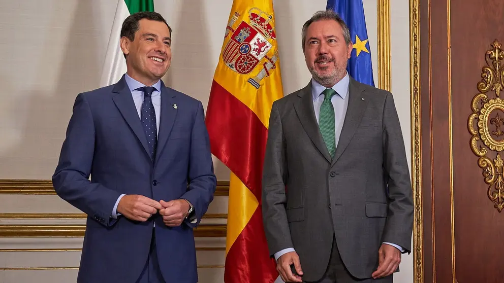 El presidente de la Junta de Andaluc&iacute;a, Juanma Moreno, junto a Juan Espadas | Salvador L&oacute;pez Medina