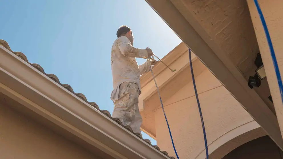 Un pintor en un tejado