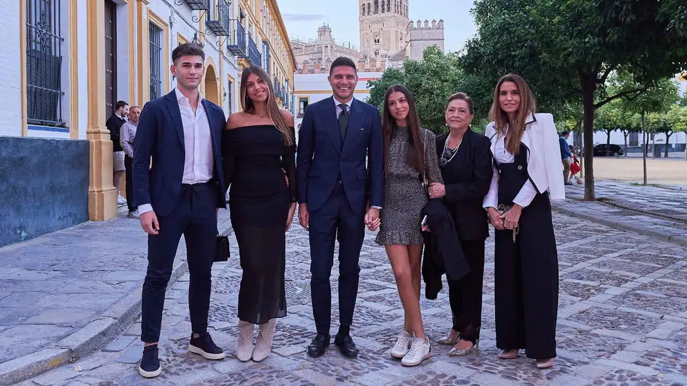 Joaqu&iacute;n S&aacute;nchez junto a toda su familia antes de recibir el t&iacute;tulo de Embajador de Sevilla' | Salvador L&oacute;pez Medina para El MIRA