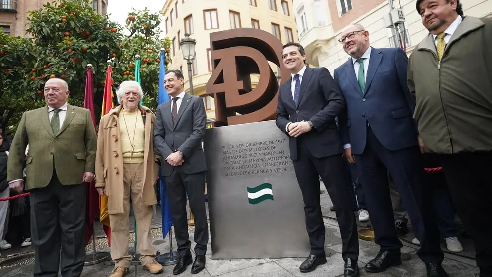 Juanma Moreno ha presidido un acto en la plaza de las Tendillas en C&oacute;rdoba