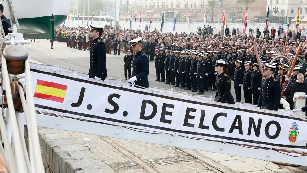 La Princesa Leonor, en el momento de embarcar en el Juan Sebasti&aacute;n Elcano en C&aacute;diz