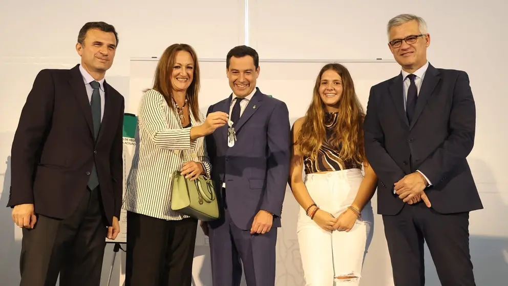 Juanma Moreno, durante una entrega de llaves en C&aacute;diz