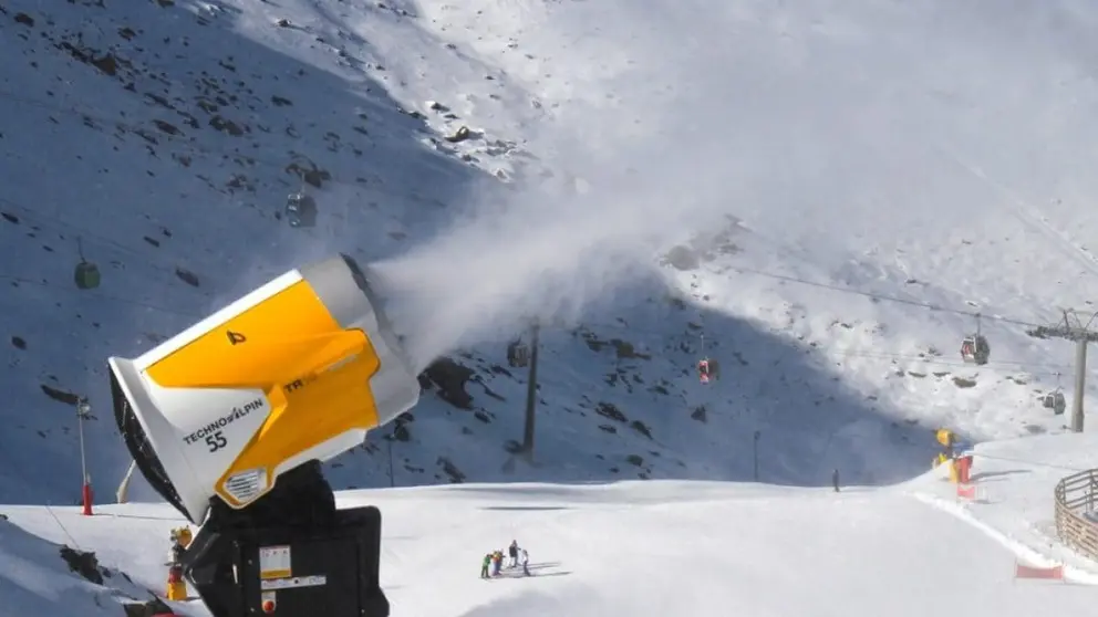 Producci&oacute;n de nieve en Sierra Nevada