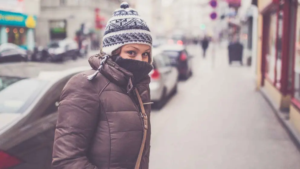 Una mujer con fr&iacute;o en la calle
