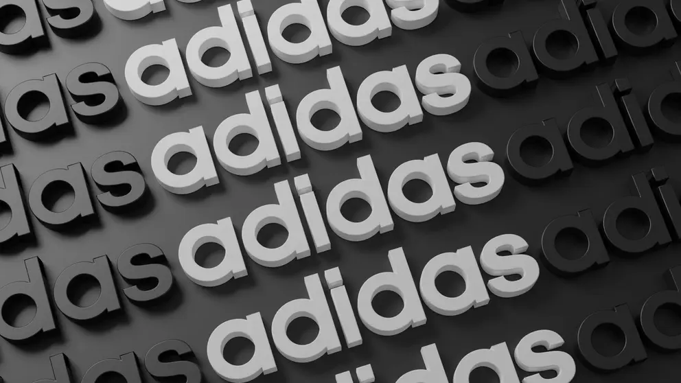 Adidas en relieve en pared