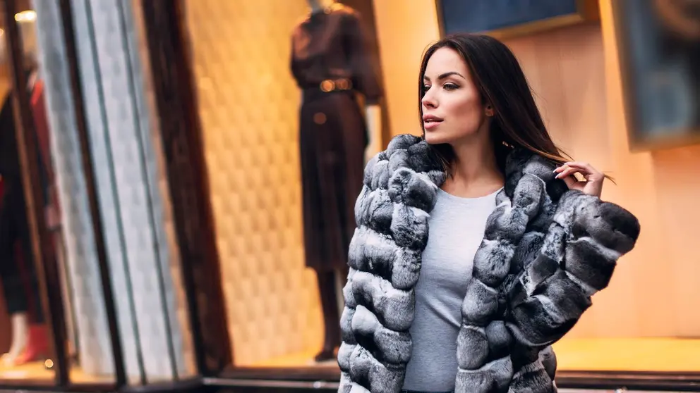 Mujer de compras en invierno