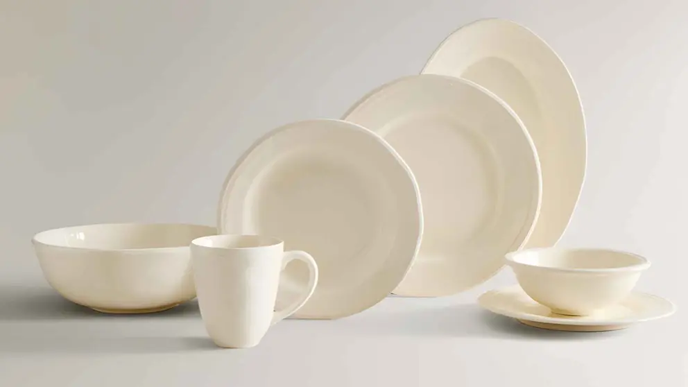 Vajilla de cer&aacute;mica con dise&ntilde;o de puntos de Zara Home