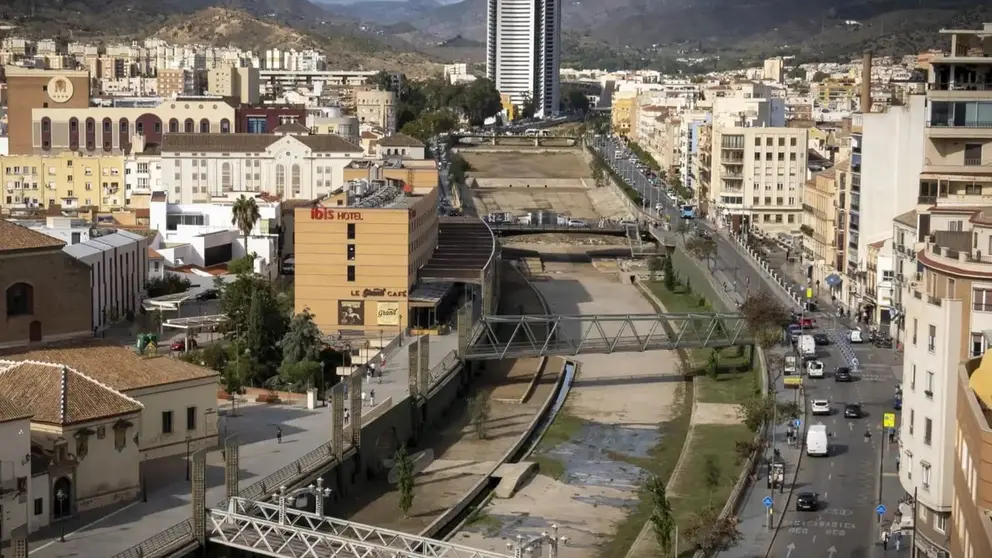 Imagen del cauce del r&iacute;o Guadalmedina en M&aacute;laga