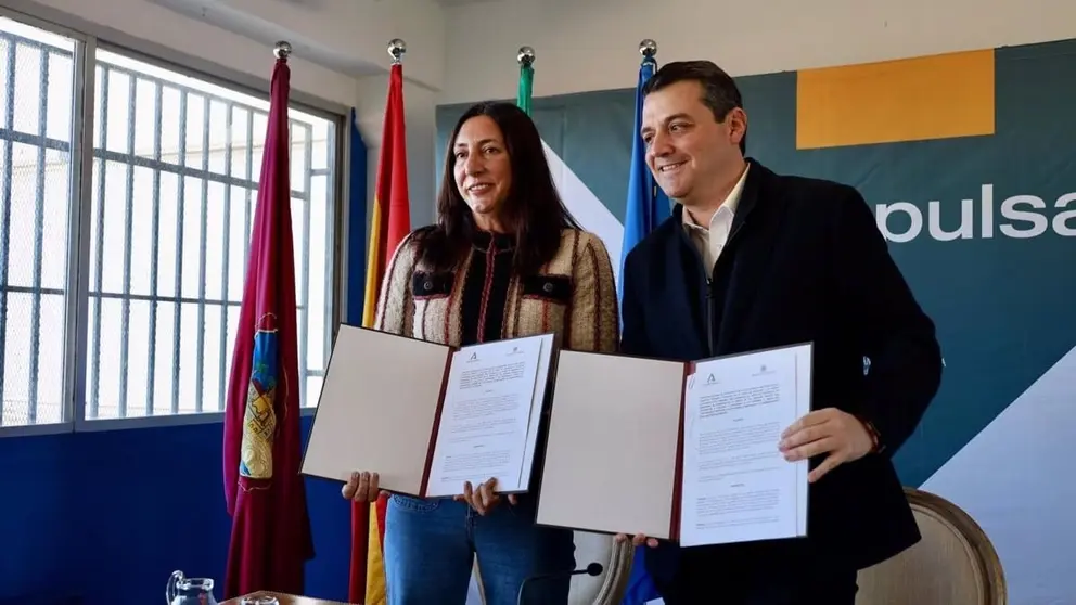 La consejera Loles L&oacute;pez, junto al alcalde de C&oacute;rdoba Jos&eacute; Mar&iacute;a Bellido