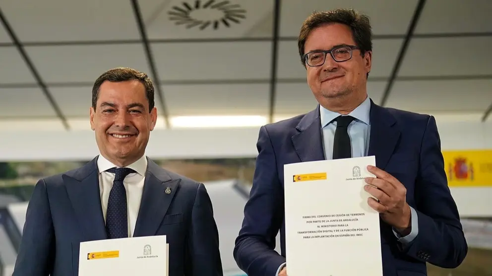 Juanma Moreno, junto al ministro &Oacute;scar L&oacute;pez