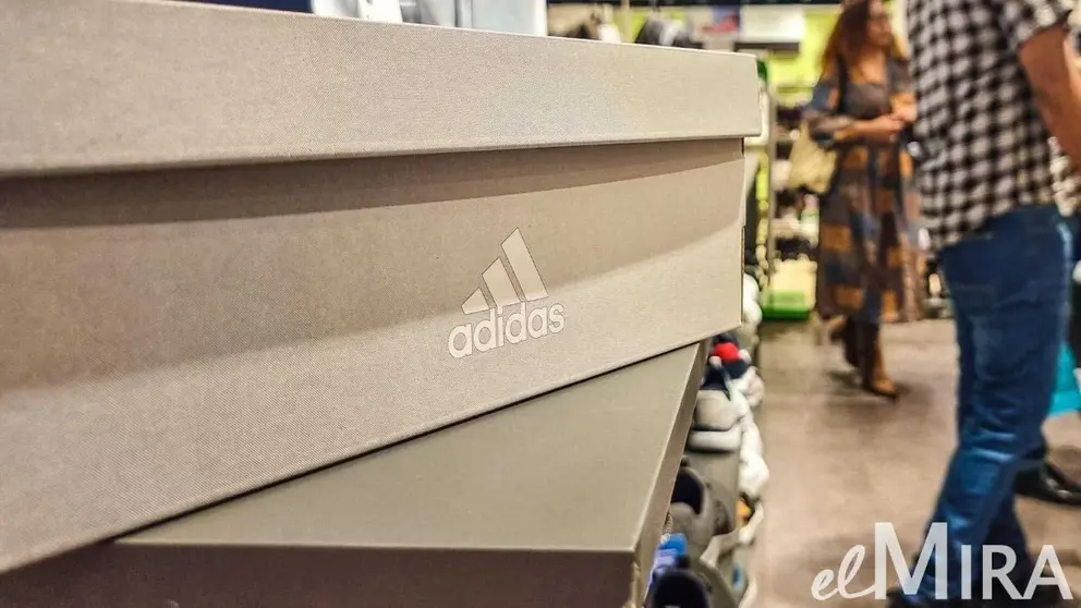 Caja de zapatillas de Adidas