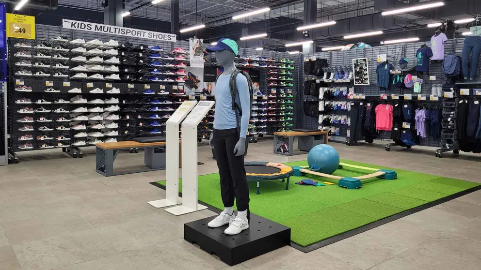 Interior de una tienda Decathlon
