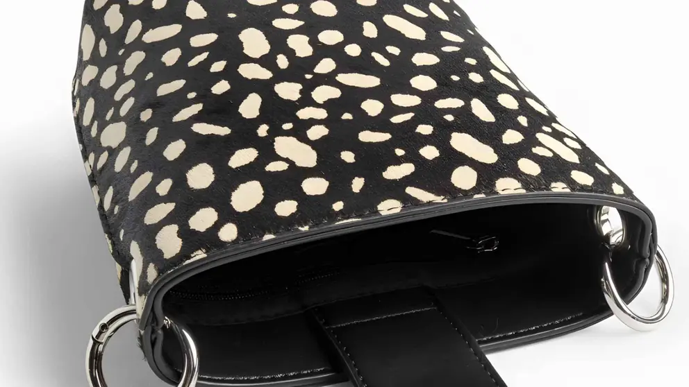 Bandolera de piel con cierre imantado y estampado animal de Parfois