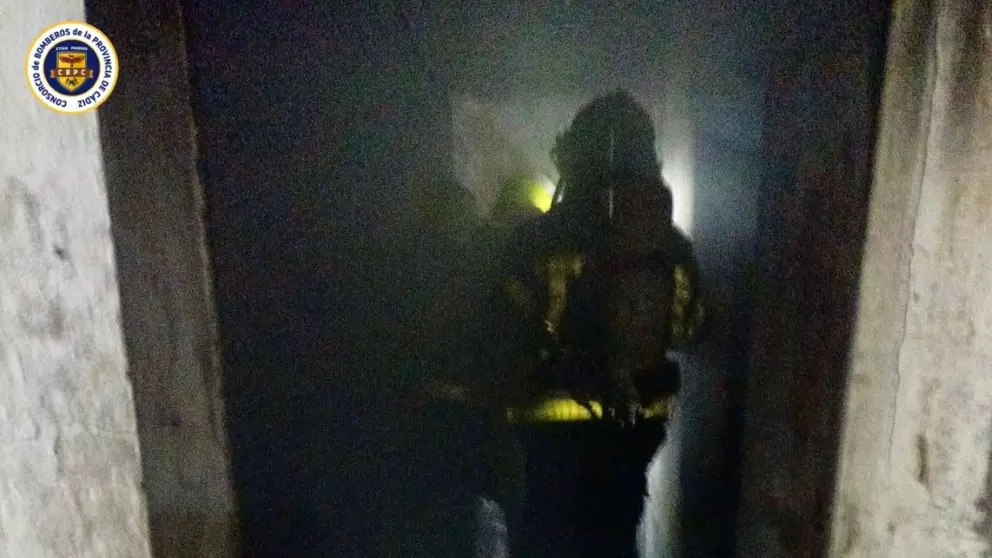 Bomberos actuando en el incendio de Algeciras