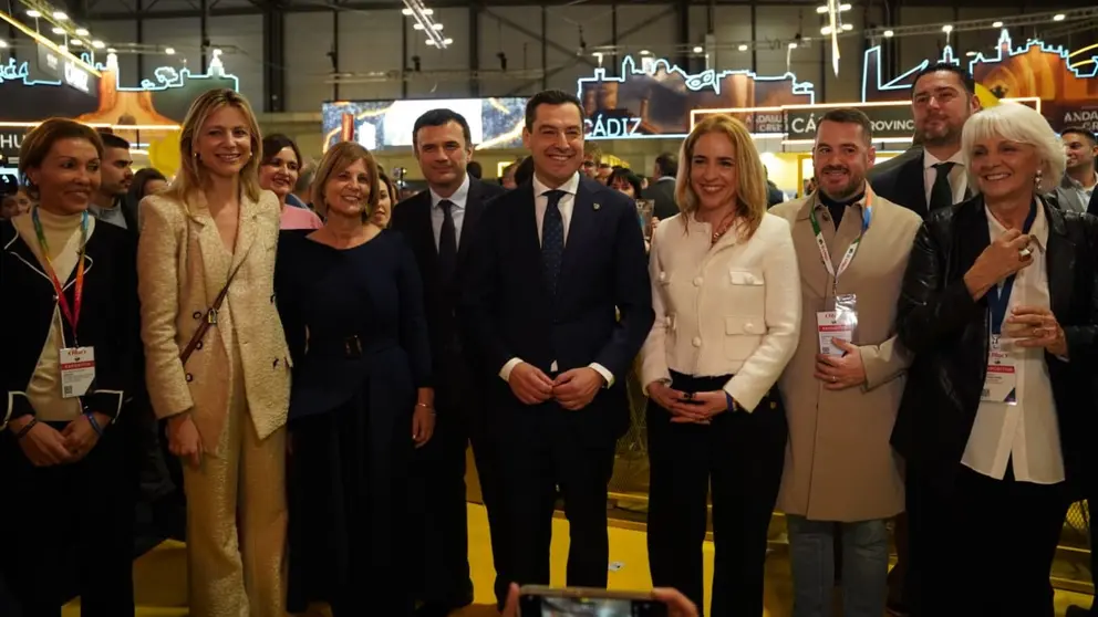 El presidente de la Junta de Andaluc&iacute;a, Juanma Moreno, con representantes de la provincia de C&aacute;diz