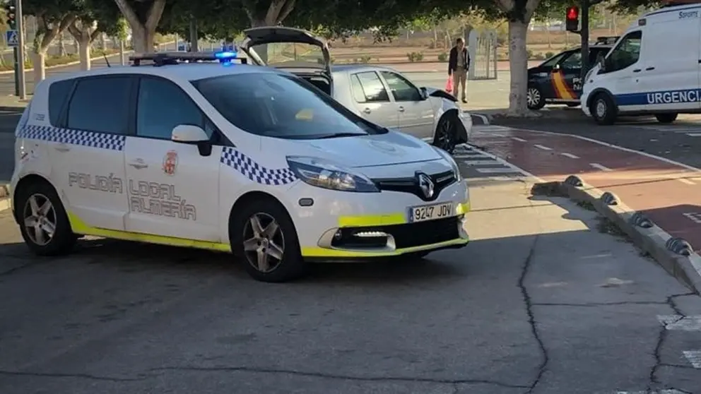 Un coche de la Polic&iacute;a Local en Almer&iacute;a