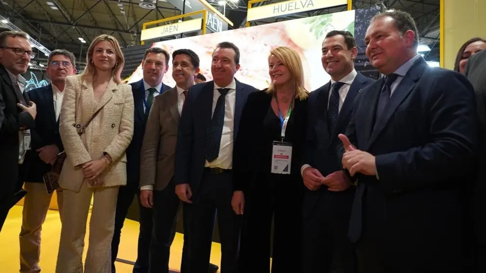 Juanma Moreno, durante su visita al espacio de Huelva en Fitur