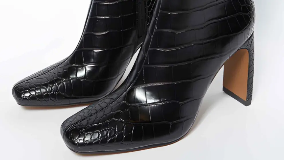 Botas altas con tac&oacute;n en efecto piel de cocodrilo de Sfera