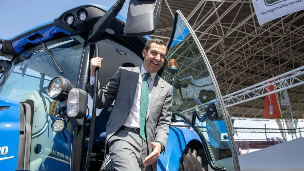 Juanma Moreno, presidente de la Junta de Andaluc&iacute;a, ha reiterado su compromiso con el transporte p&uacute;blico