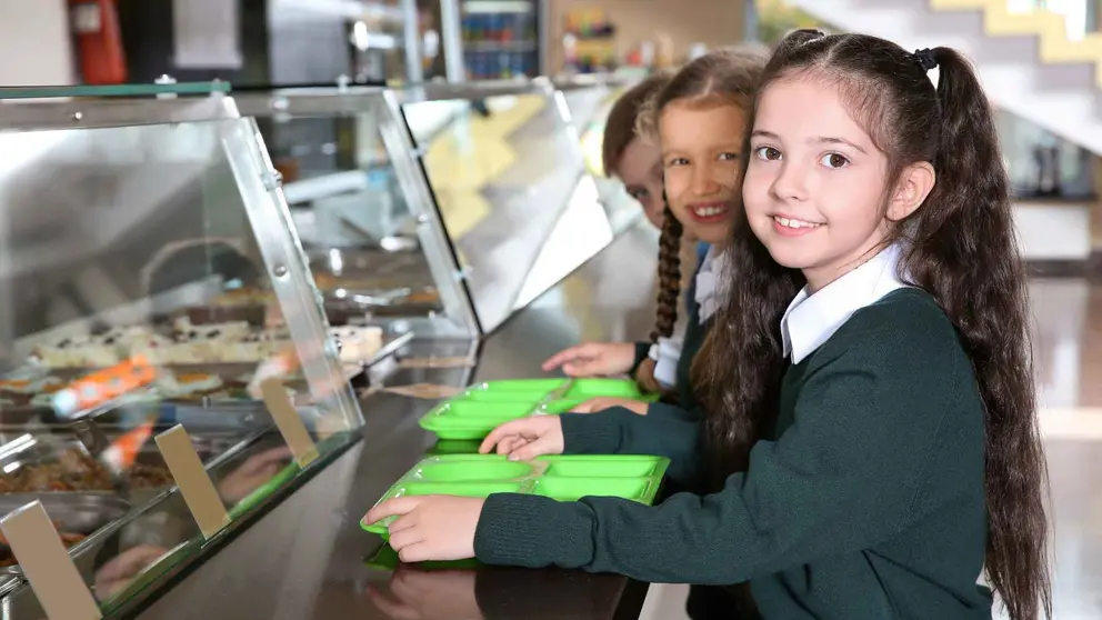 Ni&ntilde;os en un comedor escolar