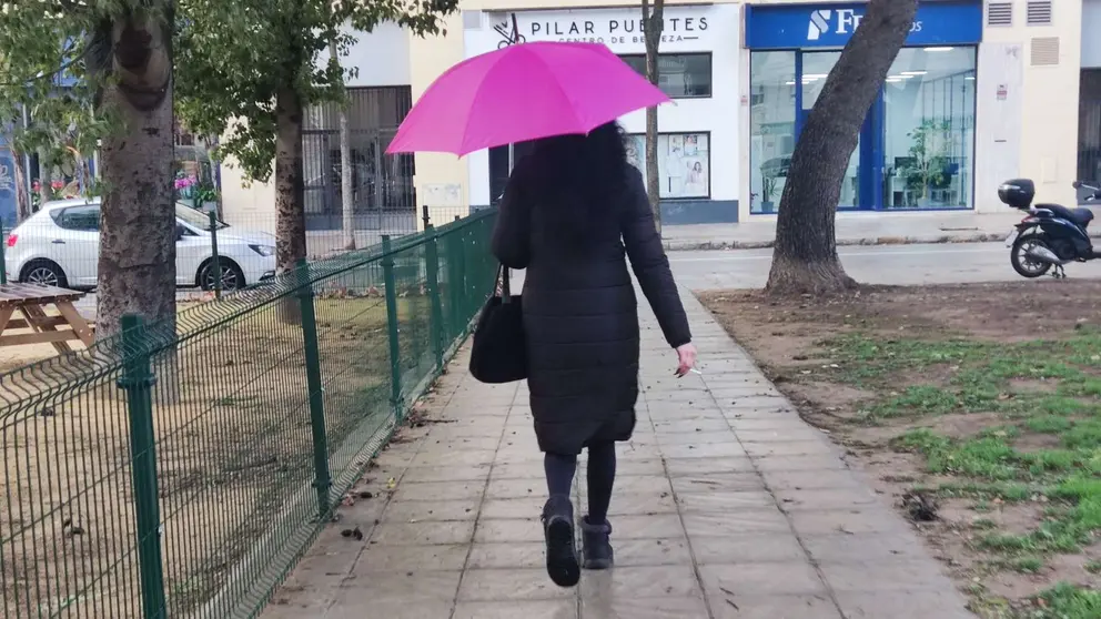 Una mujer paseando con un paraguas | El MIRA