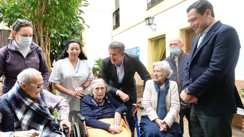 N&uacute;&ntilde;ez Feij&oacute;o, durante su visita a una residencia de mayores en C&oacute;rdoba