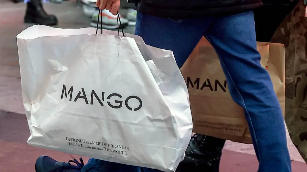 Clientas con bolsas de compra de Mango