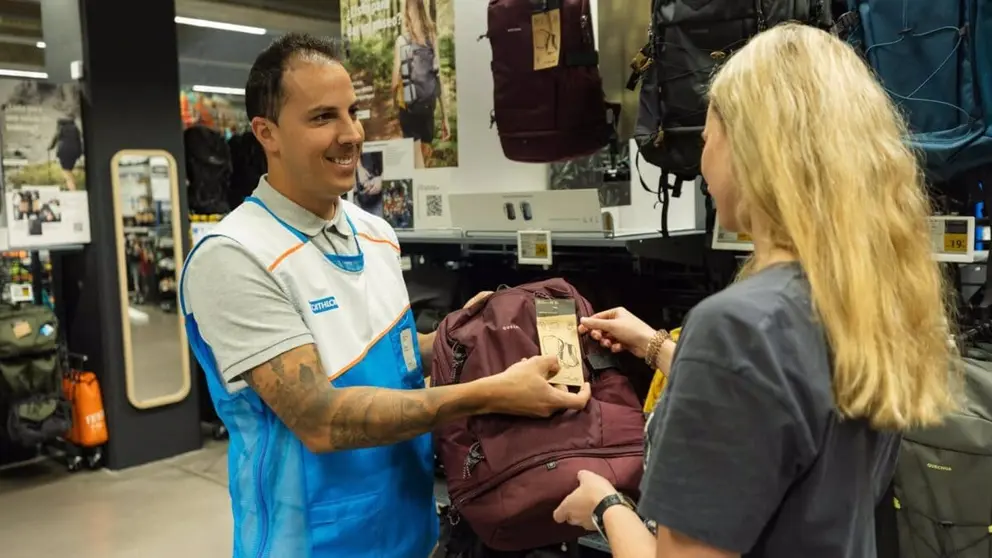 Un trabajador de Decathlon, en una jornada de trabajo