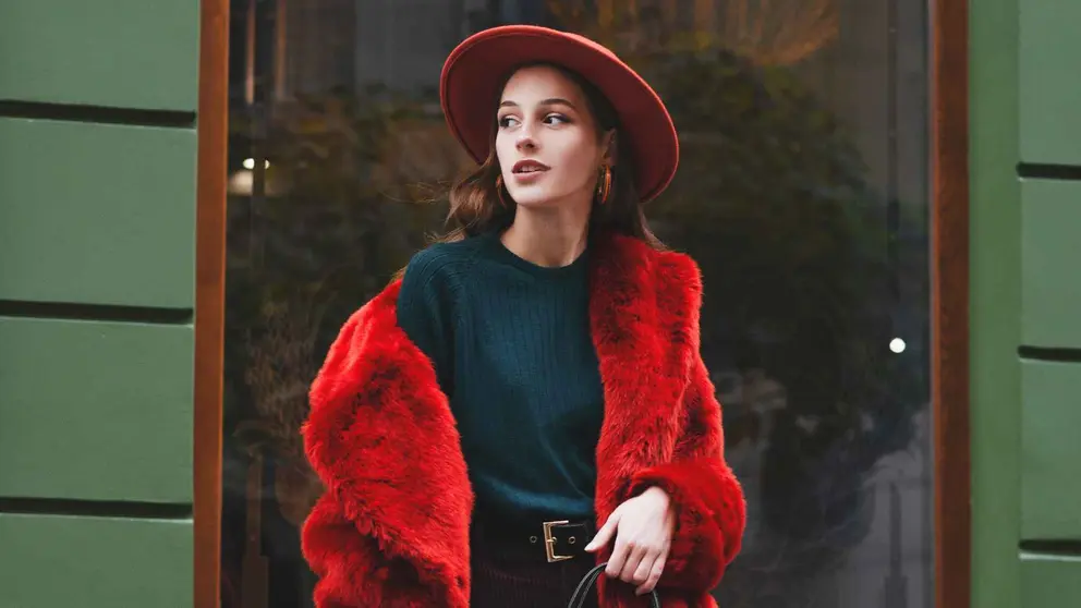 Una mujer con ropa de temporada de El Corte Ingl&eacute;s