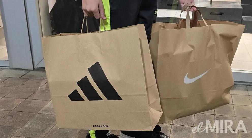 Bolsa de Adidas y Nike
