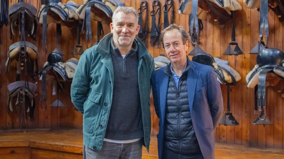 Matthew Parkhill, productor ejecutivo y guionista de la serie con Rafael Olvera, director de la Real Escuela