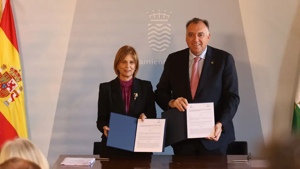 Mar&iacute;a Jos&eacute; Garc&iacute;a-Pelayo y el consejero Arturo Bernal | Cristo Garc&iacute;a