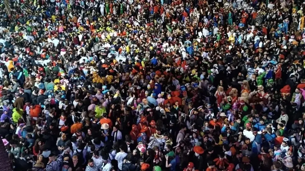 Personas haciendo botell&oacute;n en la plaza de la Catedral de C&aacute;diz